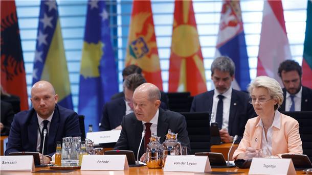 Scholz: Westbalkanstaaten gehören in die Europäische Union Bundeskanzler Olaf Scholz (M, SPD) spricht zum Auftakt des Westbalkan-Gipfels.