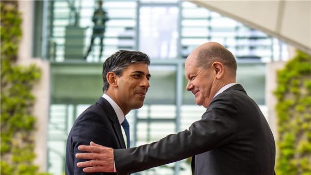 Scholz bleibt bei Nein zu Taurus Bundeskanzler Olaf Scholz (r), begrüßt den britischen Premier Rishi Sunak vor dem Bundeskanzleramt zum offiziellen Antrittsbesuch.