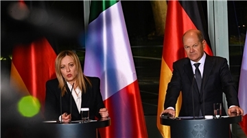Bundeskanzler Olaf Scholz (r, SPD) und Italiens Ministerpräsidentin Giorgia Meloni äußern sich bei einer Pressekonferenz nach ihrem Gespräch im Bundeskanzleramt.