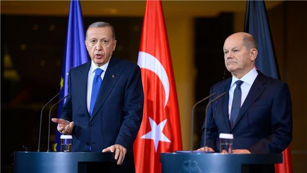 Scholz drängt Erdogan zu Rücknahme abgelehnter Asylbewerber Bundeskanzler Olaf Scholz (r) und Recep Tayyip Erdogan während ihrer gemeinsamen Pressekonferenz im Kanzleramt.