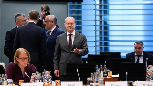 Bundeskanzler Olaf Scholz (SPD) bei Beginn des Bund-Länder-Gipfels im Bundeskanzleramt.