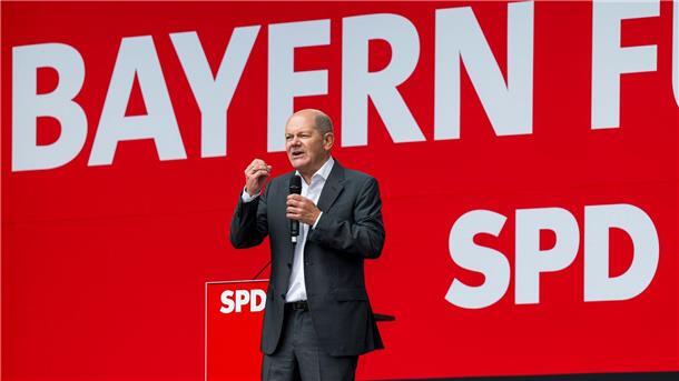Bundeskanzler Olaf Scholz (SPD) bekkent sich zum Grundrecht auf Asyl, mahnt aber auch effektivere Abschiebungen an.