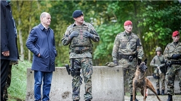 Bundeskanzler Olaf Scholz (SPD) beobachtet eine Fähigkeitsdemonstration der Territorialen Verfügungsgruppe auf dem Militärflughafen Köln-Wahn.