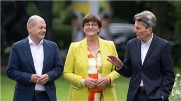 Bundeskanzler Olaf Scholz, SPD-Chefin Saskia Esken und SPD-Fraktionschef Rolf Mützenich (r) bei der Klausurtagung in Wiesbaden.