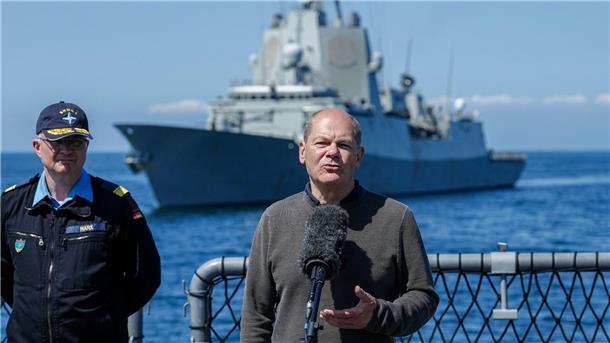 Ostsee-Manöver Russlands und der Nato – Scholz nicht besorgt Bundeskanzler Olaf Scholz (SPD) gibt auf der Fregatte „Mecklenburg-Vorpommern“ nach seinem Besuch der Deutschen Marine in Rostock-Warnemünde ein Pressestatement.