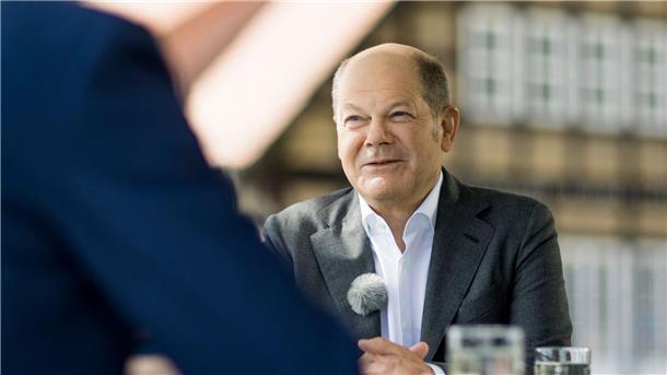 Scholz sieht Deutschland auf Kurs - und sich am Ruder Bundeskanzler Olaf Scholz (SPD) im „Berlin direkt“-Sommerinterview des ZDF mit Theo Koll (l), Leiter ZDF-Hauptstadtstudio Berlin.