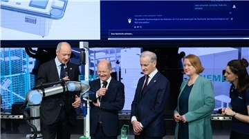 Bundeskanzler Olaf Scholz (SPD), Jonas Gahr Støre, Ministerpräsident von Norwegen und Bundesbildungsministerin Lisa Paus (Grüne) am Stand von Siemens. Links: Der CEO von Siemens, Roland Busch.