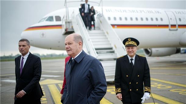 Scholz will keine Supermacht Europa - anders als Macron Bundeskanzler Olaf Scholz (SPD) kommt auf dem Flughafen in Straßburg an. Der Bundeskanzler spricht im EU-Parlament zu den Abgeordneten.