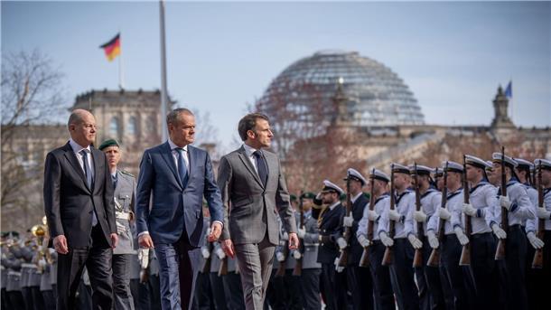 Bundeskanzler Olaf Scholz (SPD, l) empfängt Frankreichs Präsident Emmanuel Macron (r) und Polens Ministerpräsident Donald Tusk zu einem gemeinsamen Treffen.