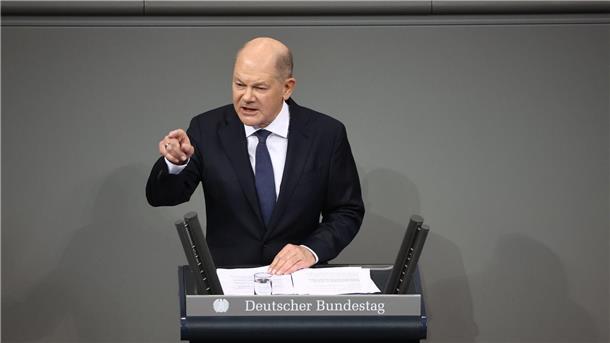 Elf Zitate: Was die deutsche Politik 2024 bewegte Bundeskanzler Olaf Scholz (SPD) nutzt seine Rede über die Vertrauensfrage im Bundestag für eine harte Attacke gegen die FDP. (Archivbild)
