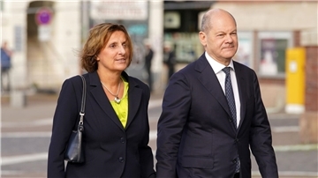 Bundeskanzler Olaf Scholz (SPD, r) und seine Ehefrau Britta Ernst feierten im Dezember 2023 feierten Silberhochzeit.