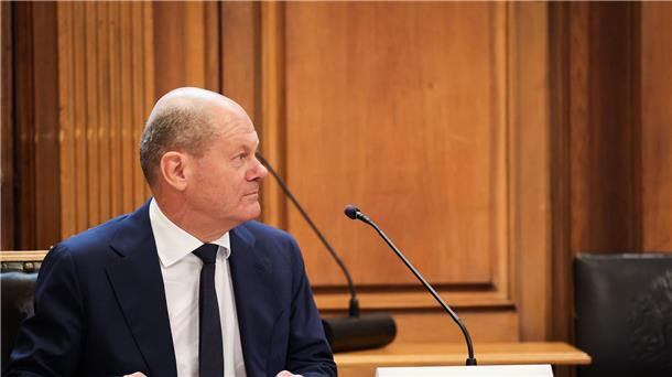 Cum-Ex: Opposition zweifelt an Erinnerungslücken von Scholz Bundeskanzler Olaf Scholz (SPD) sitzt auf seinem Platz auf der Senatsbank vor Beginn einer Sitzung des Parlamentarischen Untersuchungsausschusses „Cum-Ex“.