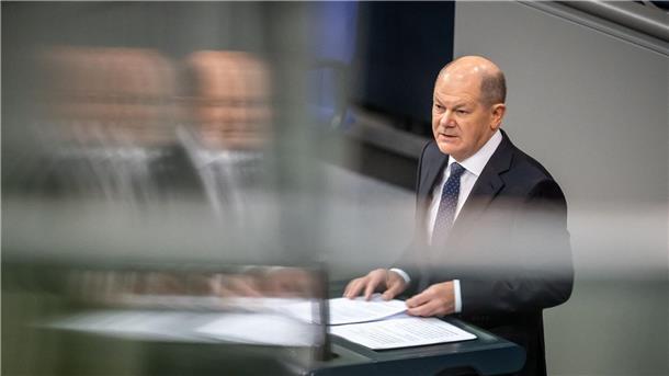 Bundeskanzler Olaf Scholz (SPD) spricht bei einer Regierungserklärung zur Haushaltslage im Bundestag.