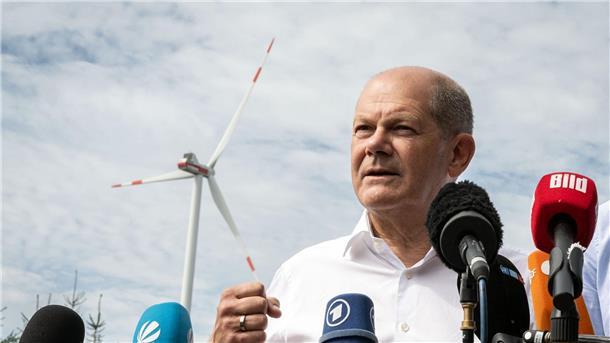 Bundeskanzler Olaf Scholz (SPD) spricht bei seinem Besuch eines Bürgerwindparks zu Journalisten.