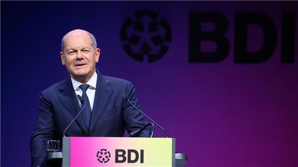Scholz kündigt Entlastungen für Firmen an Bundeskanzler Olaf Scholz (SPD) spricht beim Tag der deutschen Industrie 2024 des Bundesverbandes der Deutschen Industrie (BDI).