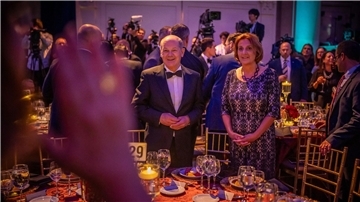 Bundeskanzler Olaf Scholz (SPD) steht bei der Verleihung des Global Citizen Award in New York neben seiner Frau Britta Ernst.