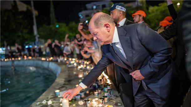 Scholz in Israel: Staatsräson und Raketenalarm Bundeskanzler Olaf Scholz (SPD) steht bei seinem Solidaritätsbesuch in Israel mit einer Kerze am Dizengoff Square im Zentrum von Tel Aviv.