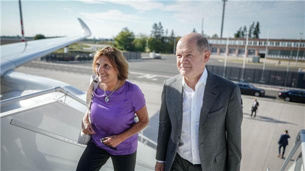 Bundeskanzler Olaf Scholz (SPD) und seine Ehefrau Britta Ernst auf dem Weg zum Airbus A350 der Luftwaffe für den Flug nach New York.