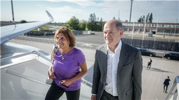 Bundeskanzler Olaf Scholz (SPD) und seine Ehefrau Britta Ernst auf dem Weg zum Airbus A350 der Luftwaffe für den Flug nach New York.