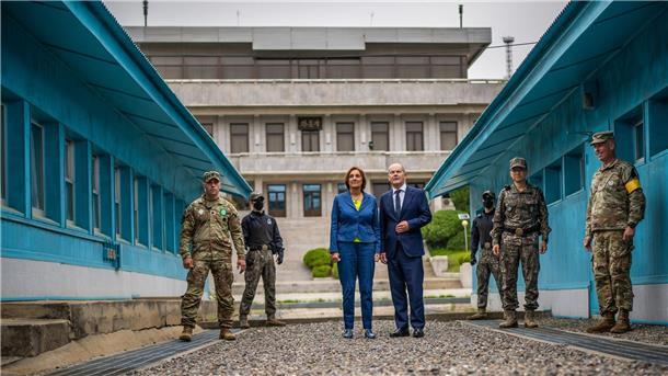 Bundeskanzler Olaf Scholz (SPD) und seine Frau Britta Ernst stehen beim Besuch der entmilitarisierten Zone an der Grenze zu Nordkorea.
