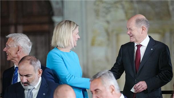Bundeskanzler Olaf Scholz (SPD) unterhält sich mit Eva Magdalena Andersson, Ministerpräsidentin von Schweden.