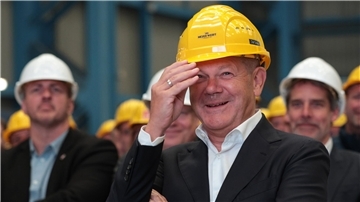 Bundeskanzler Olaf Scholz (SPD, vorn) nimmt an einer Betriebsversammlung der Meyer Werft teil.