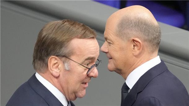 Bundeskanzler Olaf Scholz (SPD/r.) und Verteidigungsminister Boris Pistorius (SPD). Wenn nominiert der P