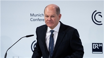 Bundeskanzler Olaf Scholz spricht auf der Münchner Sicherheitskonferenz.