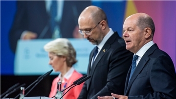 Bundeskanzler Olaf Scholz spricht bei der Expertenkonferenz in Berlin - neben ihm der  ukrainische Ministerpräsident Denys Schmyhal (M) und EU-Kommissionspräsidentin Ursula von der Leyen.