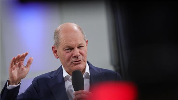 Bundeskanzler Olaf Scholz spricht bei einem Bürgergespräch in der Handelskammer im Rahmen des Bürgerfests zum Tag der Deutschen Einheit.