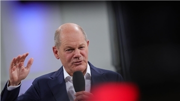 Bundeskanzler Olaf Scholz spricht bei einem Bürgergespräch in der Handelskammer im Rahmen des Bürgerfests zum Tag der Deutschen Einheit.