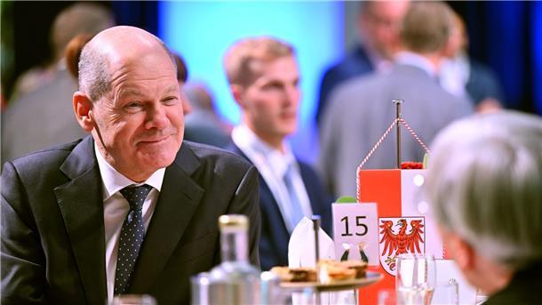 Krieg und Krisen bestimmten Einheitsfeier in Erfurt Bundeskanzler Olaf Scholz spricht beim Bürgerempfang in Erfurt mit einer Besucherin.