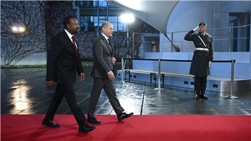 Bundeskanzler Olaf Scholz trifft Abiy Ahmed Ali (l), Ministerpräsident der Demokratischen Bundesrepublik Äthiopien. In Berlin findet die „Compact with Africa“ - Konferenz G20 Investment Summit 2023 statt.