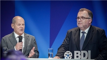 Bundeskanzler Olaf Scholz und BDI-Präsident Siegfried Russwurm am BDI-Tag der deutschen Industrie.
