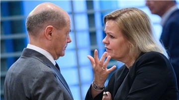 Bundeskanzler Olaf Scholz und Bundesinnenministerin Nancy Faeser beim Bund-Länder-Gipfel im Bundeskanzleramt zu Flüchtlingskosten.