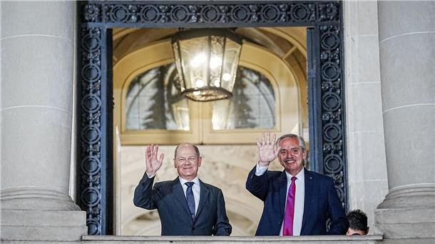 Scholz macht Druck für Handelsabkommen mit Südamerika Bundeskanzler Olaf Scholz und der argentinische Präsident Alberto Ángel Fernández im Außenministerium in Buenos Aires.