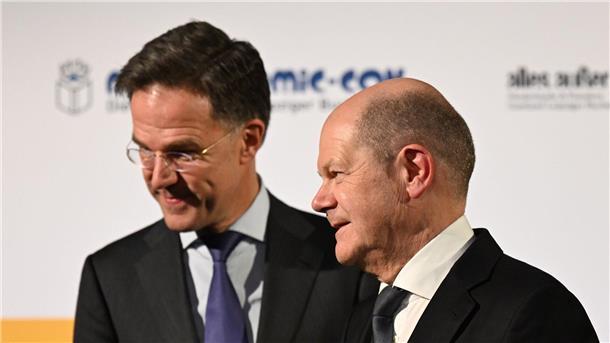 Bundeskanzler Olaf Scholz und der niederländische Ministerpräsident Mark Rutte kommen zur Eröffnung der Leipziger Buchmesse.