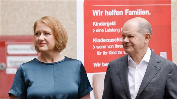 Noch keine Einigung bei Kindergrundsicherung  Bundeskanzler Olaf Scholz und Familienministerin Lisa Paus besuchen die Familienkasse Berlin-Brandenburg.