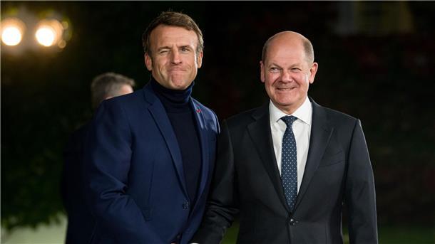 In der Energiekrise von Frankreich lernen - geht das? Bundeskanzler Olaf Scholz und Frankreichs Präsident Emmanuel Macron beim Staatsempfang in Berlin.