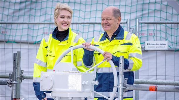 Jetzt auch an der Ostsee: LNG-Terminal in Lubmin in Betrieb Bundeskanzler Olaf Scholz und MV-Ministerpräsidentin Manuela Schwesig geben symbolisch die Anlage frei.