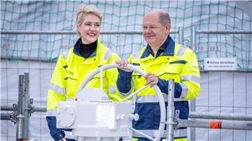Bundeskanzler Olaf Scholz und MV-Ministerpräsidentin Manuela Schwesig geben symbolisch die Anlage frei.