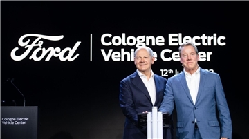 Bundeskanzler Olaf Scholz und Verwaltungsratschef William Clay Ford Jr. (r) bei der Eröffnungsfeier in Köln.