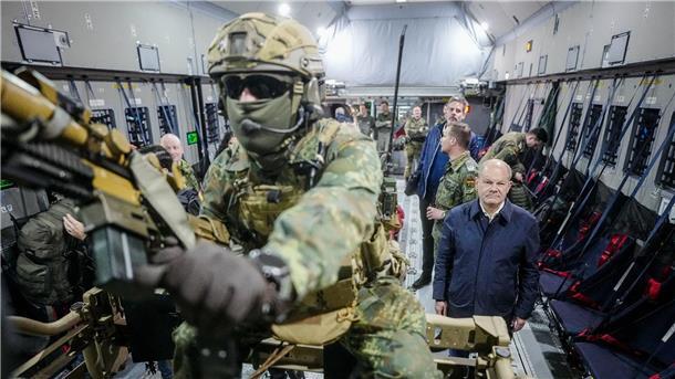 Scholz verspricht mehr Milliarden für das Militär Bundeskanzler Olaf Scholz während einer Fähigkeitsdemonstration der Territorialen Verfügungsgruppe auf dem Militärflughafen Köln-Wahn.