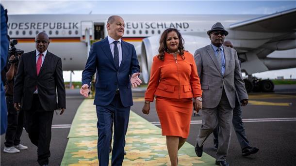 Scholz will Afrikanische Union in G20 aufnehmen Bundeskanzler Olaf Scholz wird in Äthiopien von der Staatsministerin Misgai Arega empfangen.
