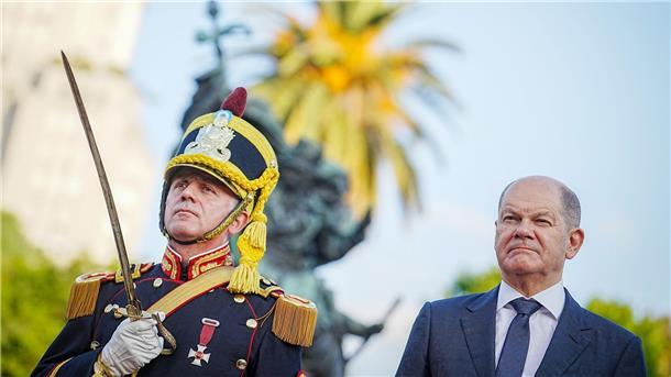 Scholz macht Druck für Handelsabkommen mit Südamerika Bundeskanzler Olaf Scholz wird in Argentinien mit militärischen Ehren empfangen.
