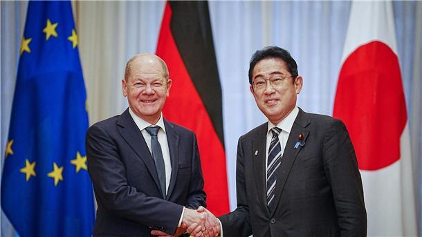 Deutschland und Japan vertiefen ihre Beziehungen Bundeskanzler Olaf Scholz wird von Fumio Kishida, dem japanischen Ministerpräsidenten, empfangen.