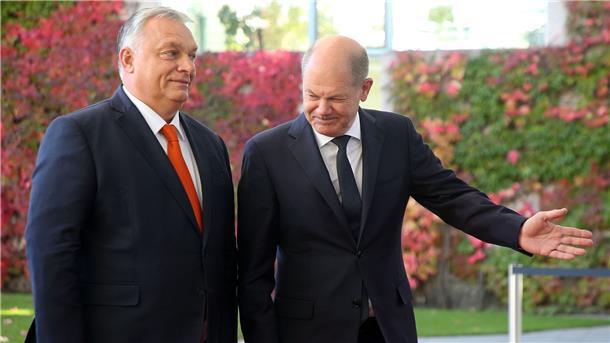 Orban bezeichnet Gespräch mit Scholz als „fruchtbar“ Bundeskanzler Scholz (r) empfängt Viktor Orban im Bundeskanzleramt.