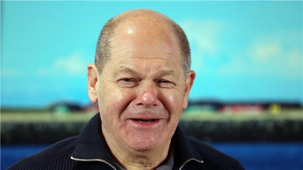 Bundeskanzler Scholz verdient ungefähr 360.000 Euro im Jahr - weniger als knapp zwei Dutzend Vorstands- oder Geschäftsführungsmitglieder von Bundesunternehmen oder -anstalten.