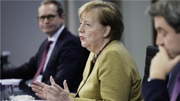 Bundeskanzlerin Angela Merkel (CDU), Markus Söder (CSU, rechts), Ministerpräsident von Bayern und CSU-Vorsitzender, sowie Michael Müller (SPD), Regierender Bürgermeister von Berlin bei einer PK nach Bund-Länder-Beratungen.