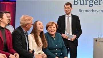 Bundeskanzlerin Angela Merkel zeigte sich beim Bürgerdialog in Bremerhaven im März 2019 spontan. Sie setzte sich - so wie von Chefredakteur Christoph Linne angekündigt - einfach ins Publikum. Sehr zur Freude von Marleen Rinas.